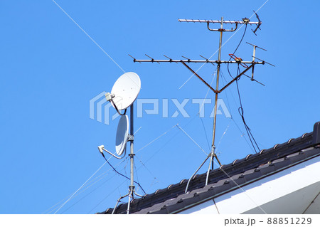 一戸建てのテレビアンテナ (八木式アンテナとパラボラアンテナ) 一戸建てのテレビアンテナ (八木式アンテナとパラボラアンテナ) 88851229