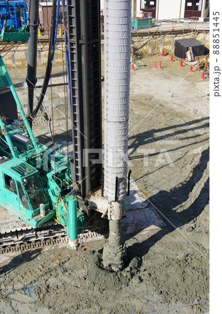 工事現場　大型機械　パイルドライバー　基礎を造成 88851445
