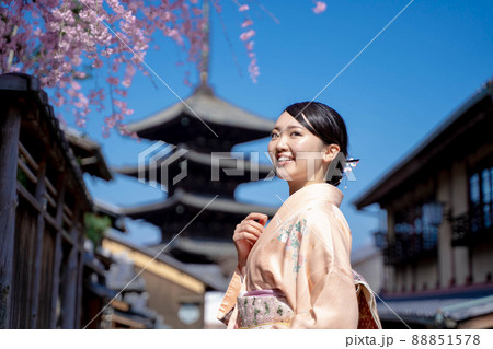 着物の女性と桜 京都 着物の女性と桜 京都 88851578
