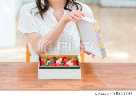 フルーツの詰め合わせを持った女性 フルーツの詰め合わせを持った女性 88851744