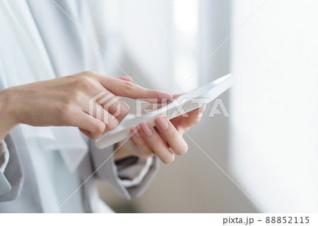 スマートフォンを手にする女性 88852115
