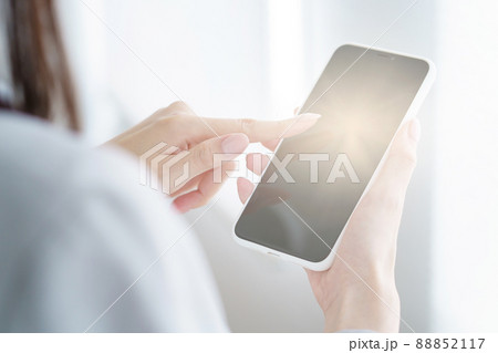 スマートフォンを手にする女性 スマートフォンを手にする女性 88852117