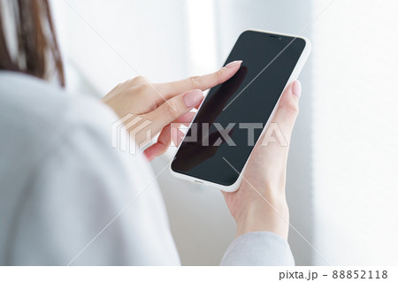 スマートフォンを手にする女性 スマートフォンを手にする女性 88852118