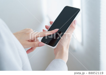 スマートフォンを手にする女性 88852119