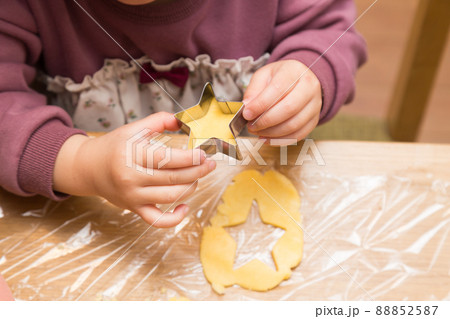 お菓子作りする幼児手元 88852587