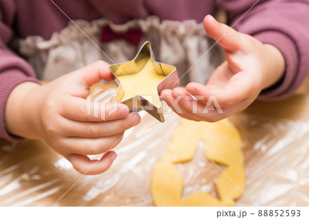 お菓子作りをする子供手元 88852593