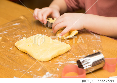 お菓子作りをする子供 88852594