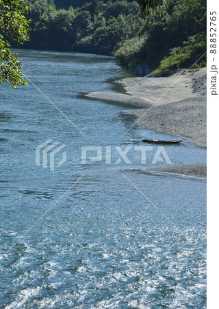 仁淀川の流れと釣り船 88852765