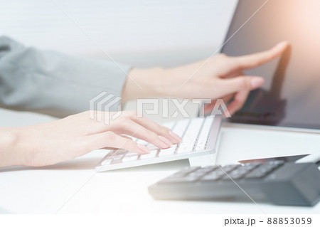 PCのディスプレイを指でタッチ操作する PCのディスプレイを指でタッチ操作する 88853059