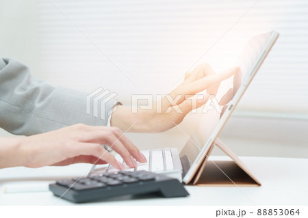 PCのディスプレイを指でタッチ操作する 88853064