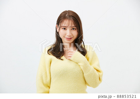 黄色いニットを着た若い女性 ガーリーファッション 前髪 シースルーバング 黄色いニットを着た若い女性 ガーリーファッション 前髪 シースルーバング 88853521