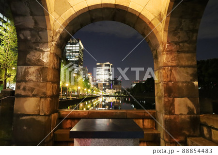 塔からの日比谷通りのビルと皇居のお堀の夜景 塔からの日比谷通りのビルと皇居のお堀の夜景 88854483