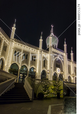 コペンハーゲンのチボリ公園にあるライトアップされたモスク風の建物 コペンハーゲンのチボリ公園にあるライトアップされたモスク風の建物 88855174