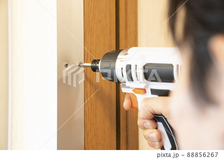 インパクトドライバーで作業する男性の手元 インパクトドライバーで作業する男性の手元 88856267