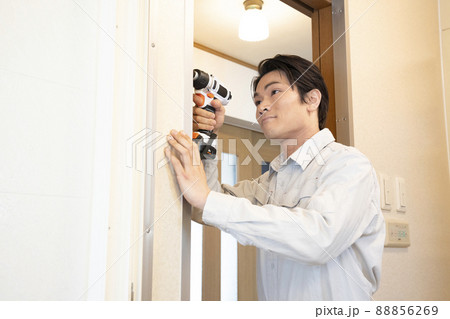 インパクトドライバーで作業する男性 88856269
