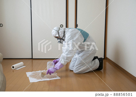 特殊清掃をする男性作業員 88856501