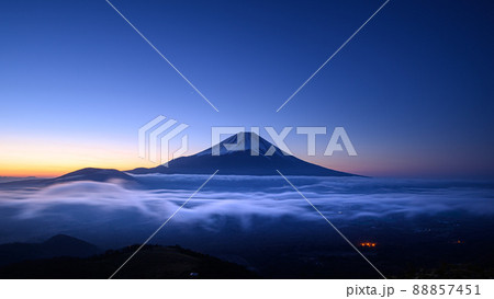 (山梨県)夜明けの富士山と雲海・竜ヶ岳からの絶景 (山梨県)夜明けの富士山と雲海・竜ヶ岳からの絶景 88857451