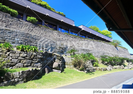 【鹿児島県】快晴下の仙巌園（松風軒）石垣と薩摩焼の窯業 88859388