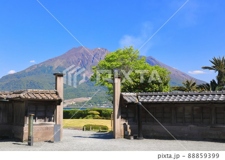 【鹿児島県】快晴下の仙巌園から見た桜島 【鹿児島県】快晴下の仙巌園から見た桜島 88859399