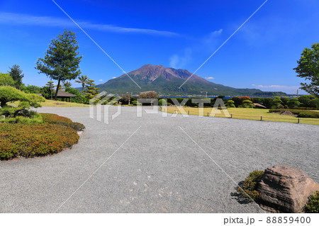 【鹿児島県】快晴下の仙巌園から見た桜島 88859400