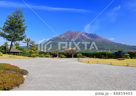 【鹿児島県】快晴下の仙巌園から見た桜島 【鹿児島県】快晴下の仙巌園から見た桜島 88859403
