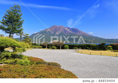 【鹿児島県】快晴下の仙巌園から見た桜島 【鹿児島県】快晴下の仙巌園から見た桜島 88859404
