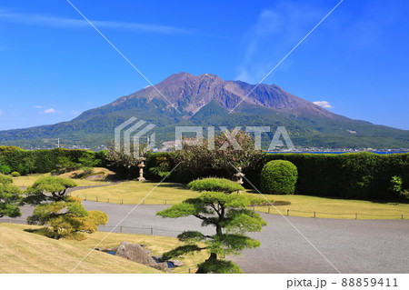 【鹿児島県】快晴下の仙巌園から見た桜島 88859411