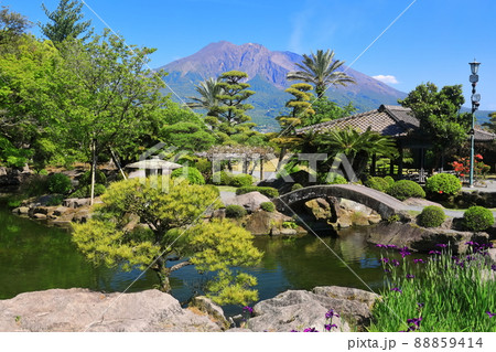 【鹿児島県】快晴下の仙巌園から見た桜島 【鹿児島県】快晴下の仙巌園から見た桜島 88859414