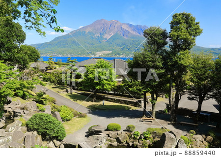 【鹿児島県】快晴下の仙巌園から見た桜島 88859440