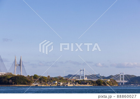 日本の香川県坂出市の与島の美しい海と橋の見える風景 88860027