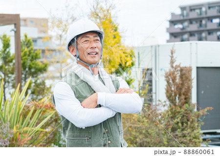 建築現場で働くシニアの男性作業員 建築現場で働くシニアの男性作業員 88860061
