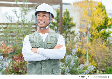 建築現場で働くシニアの男性作業員 88860063
