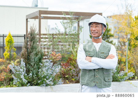 建築現場で働くシニアの男性作業員 建築現場で働くシニアの男性作業員 88860065