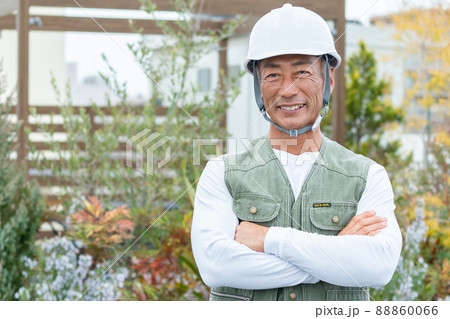 建築現場で働くシニアの男性作業員 建築現場で働くシニアの男性作業員 88860066