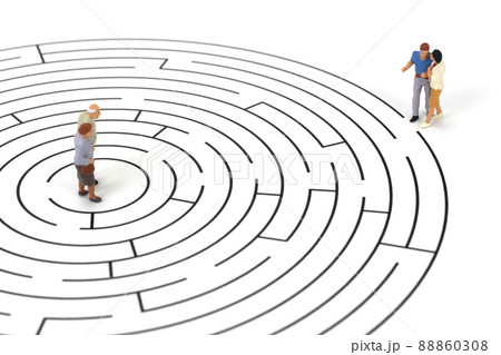 丸い迷路図に向かう若いカップルと待ち受ける老夫婦 88860308