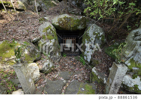八百比丘尼入定洞（やおびくににゅうじょうどう）福井県小浜市 88861536