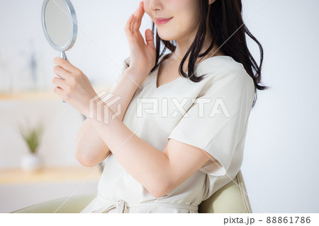女性　ベージュのワンピース　 88861786