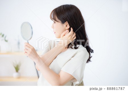 女性　ベージュのワンピース　 88861787