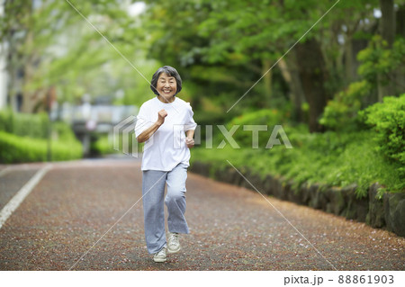 笑顔でジョギングするシニアの女性 88861903