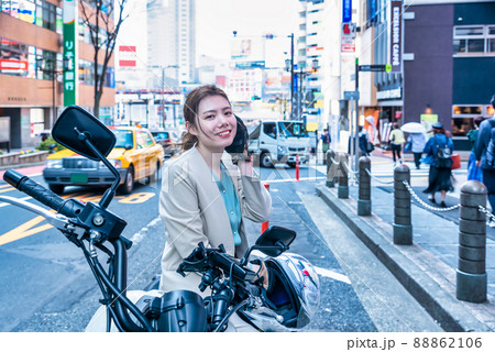 ビジネスウーマンとクルーザーバイク　渋谷 88862106