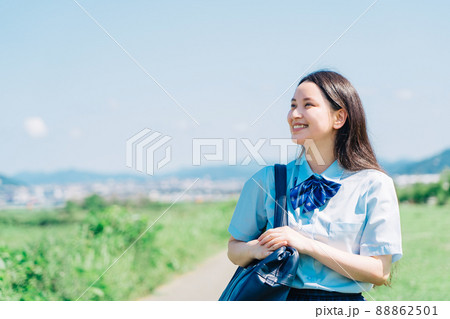 夏服の女子高生 夏服の女子高生 88862501