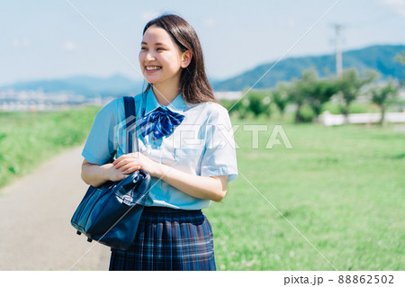 夏服の女子高生 夏服の女子高生 88862502