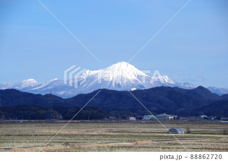 雪化粧した遥か遠くの大山に日が当たって明るく鮮やかに見える能義平野の風景 ... 島根県安来市：快晴 88862720