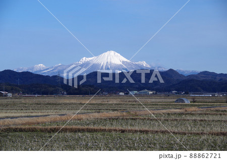 雪化粧した遥か遠くの大山に日が当たって明るく鮮やかに見える能義平野の風景 ... 島根県安来市：快晴 88862721