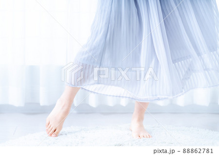 プリーツスカートの女性の足元【パーツカット】 88862781