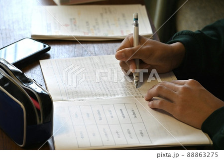 学生はいつも勉強してる 学生はいつも勉強してる 88863275