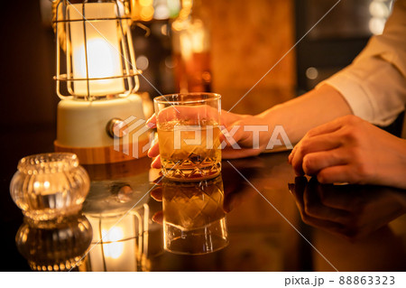 カウンターでお酒を飲む女性の手元 BAR カウンターでお酒を飲む女性の手元 BAR 88863323