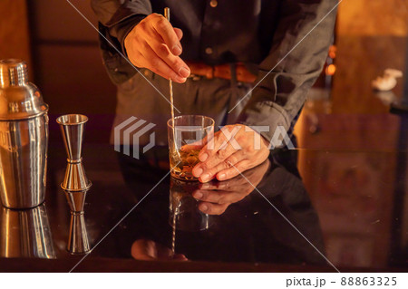 お酒をつくるバーテンダー　BAR	 88863325
