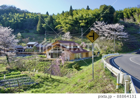 春　桜咲く長閑な農村風景 88864131