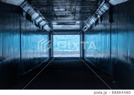 トンネルの先は海 トンネルの先は海 88864480